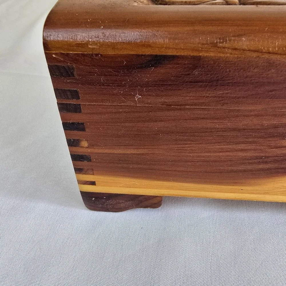 VTG Handcarved Cedar Box Finger-Jointed With Mirror Mountain and Water Landscape